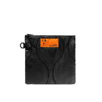 POCHETTE PLATE MATELASSÉE POM M (NOIR) | RECYCLÉ